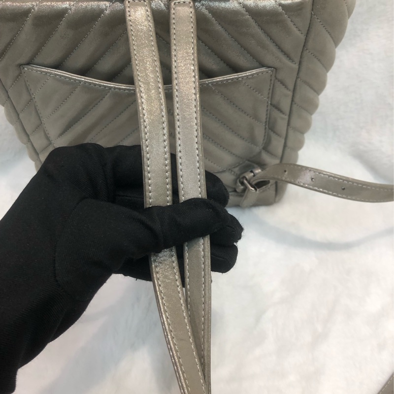 Chanel 銀色V紋背囊 XC245-19