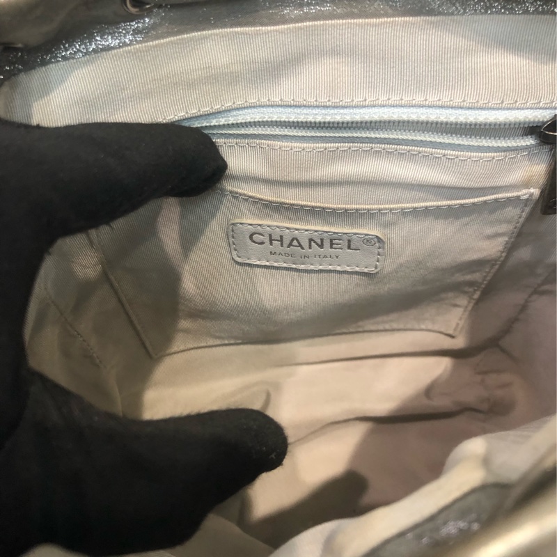 Chanel 銀色V紋背囊 XC245-24
