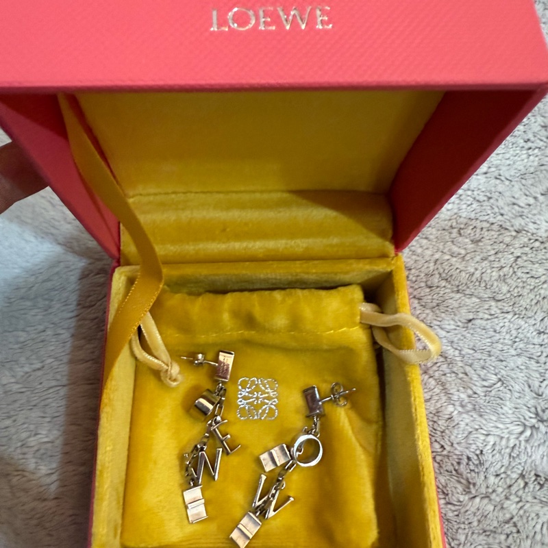 Loewe 經典純銀字母垂墜耳環-1