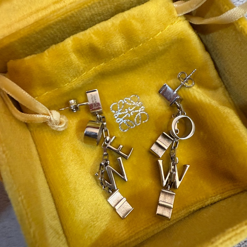 Loewe 經典純銀字母垂墜耳環-2