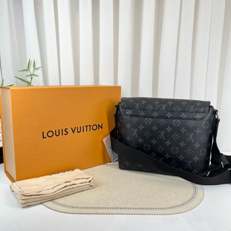 LV路易威登  黑色男士翻蓋郵差包單肩包斜挎包 整體黑武士風格 容量大又耐用-1