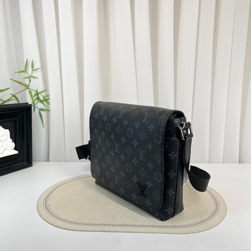 LV路易威登  黑色男士翻蓋郵差包單肩包斜挎包 整體黑武士風格 容量大又耐用-3