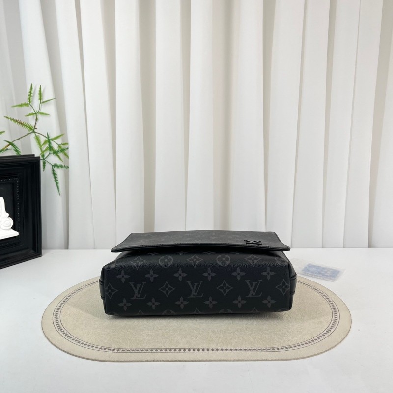 LV路易威登  黑色男士翻蓋郵差包單肩包斜挎包 整體黑武士風格 容量大又耐用-4