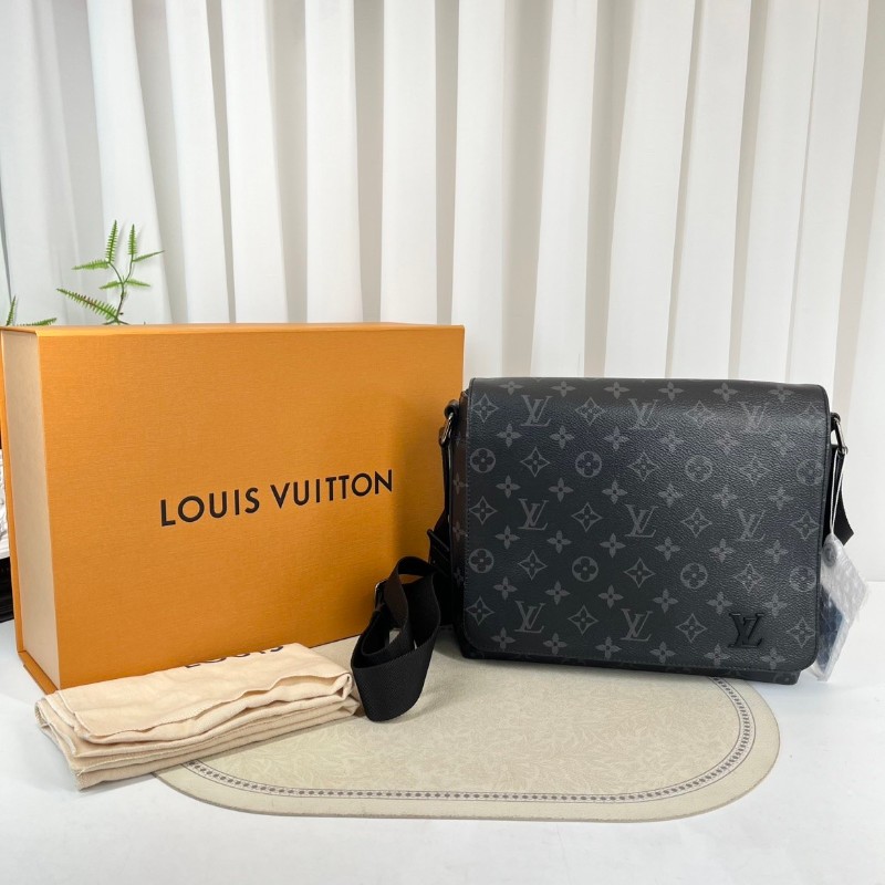 LV路易威登  黑色男士翻蓋郵差包單肩包斜挎包 整體黑武士風格 容量大又耐用-5