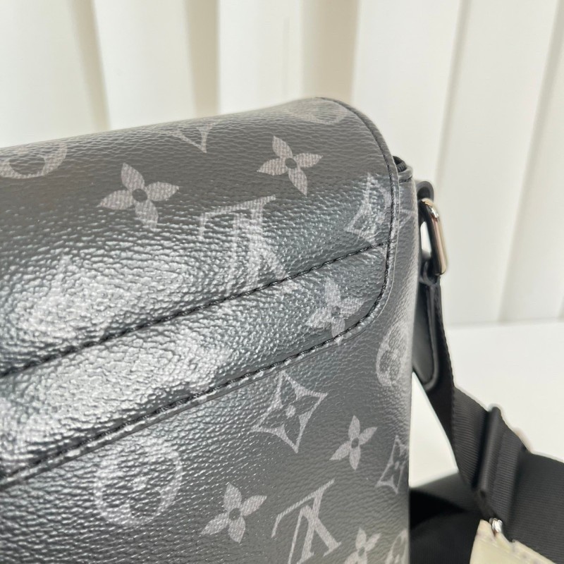 LV路易威登  黑色男士翻蓋郵差包單肩包斜挎包 整體黑武士風格 容量大又耐用-9