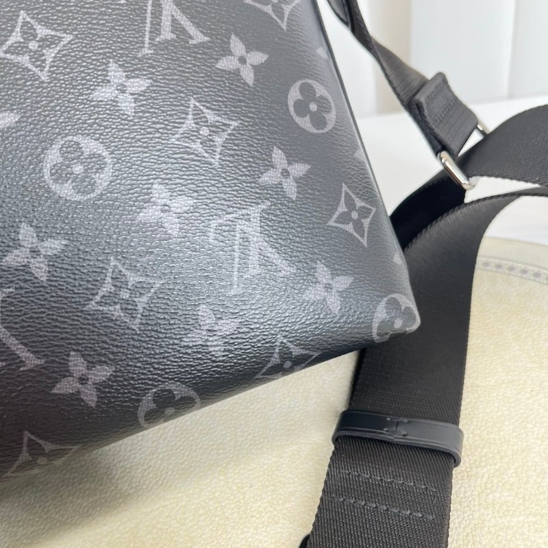 LV路易威登  黑色男士翻蓋郵差包單肩包斜挎包 整體黑武士風格 容量大又耐用-10