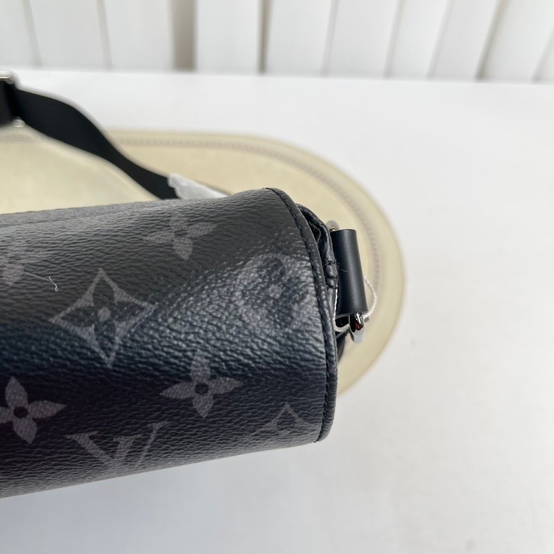 LV路易威登  黑色男士翻蓋郵差包單肩包斜挎包 整體黑武士風格 容量大又耐用-13