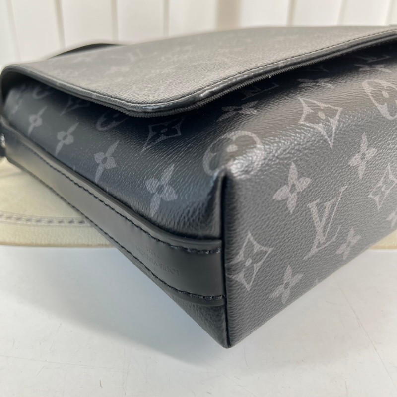 LV路易威登  黑色男士翻蓋郵差包單肩包斜挎包 整體黑武士風格 容量大又耐用-14