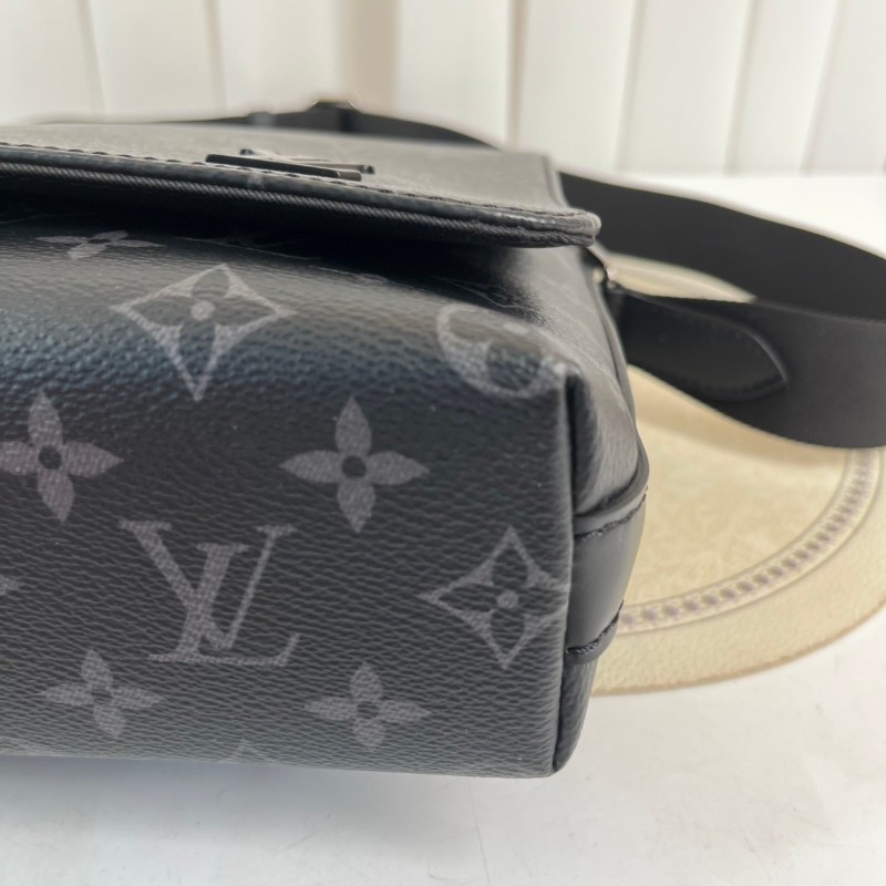 LV路易威登  黑色男士翻蓋郵差包單肩包斜挎包 整體黑武士風格 容量大又耐用-16