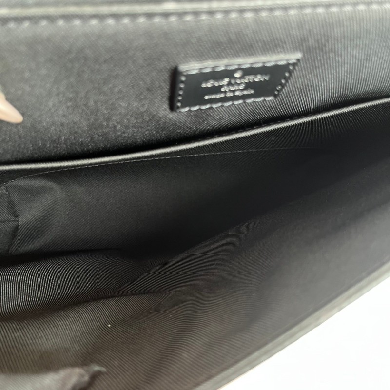 LV路易威登  黑色男士翻蓋郵差包單肩包斜挎包 整體黑武士風格 容量大又耐用-17