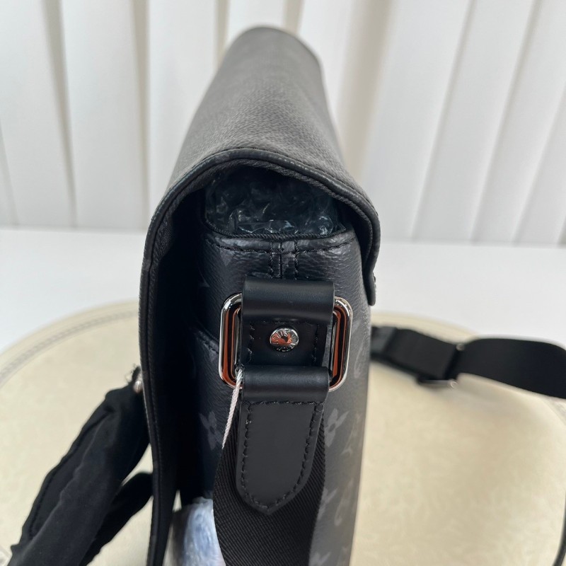 LV路易威登  黑色男士翻蓋郵差包單肩包斜挎包 整體黑武士風格 容量大又耐用-18