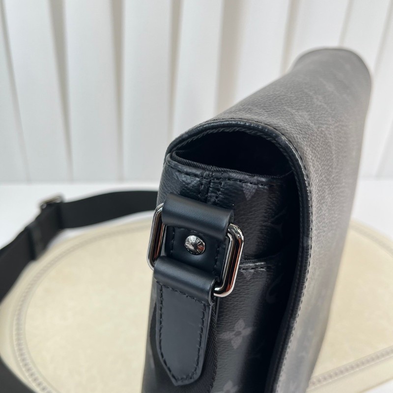 LV路易威登  黑色男士翻蓋郵差包單肩包斜挎包 整體黑武士風格 容量大又耐用-19