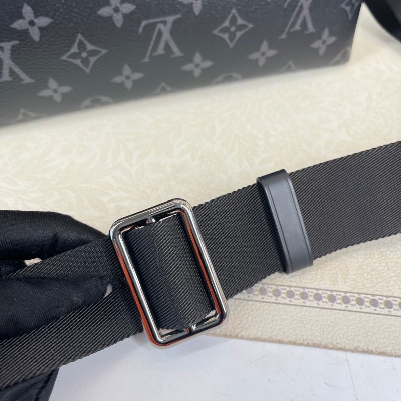 LV路易威登  黑色男士翻蓋郵差包單肩包斜挎包 整體黑武士風格 容量大又耐用-21