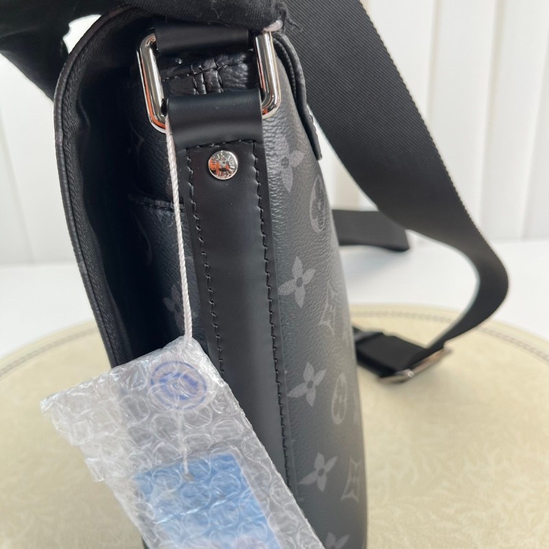 LV路易威登  黑色男士翻蓋郵差包單肩包斜挎包 整體黑武士風格 容量大又耐用-22