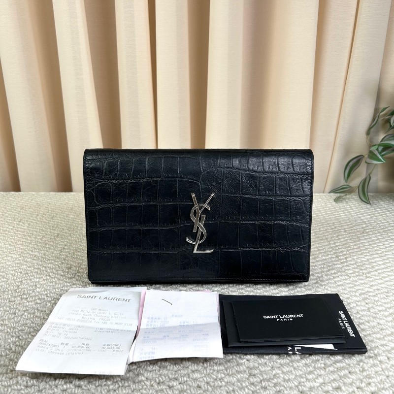 YSL聖羅蘭 Kate黑銀霧面鱷魚紋woc信封包 黑銀配色 鏈條肩帶 可單肩可斜挎 容量實用 低調百搭-0