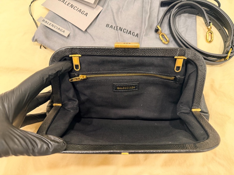 Balenciaga  Cloud Clutch bag 巴黎世家 黑色 雲朵包 口金包 手拿包 斜背包-4