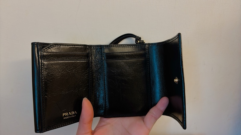 PRADA 黑色 皮革短銀包 有盒有購證-2