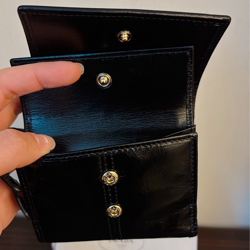 PRADA 黑色 皮革短銀包 有盒有購證-3
