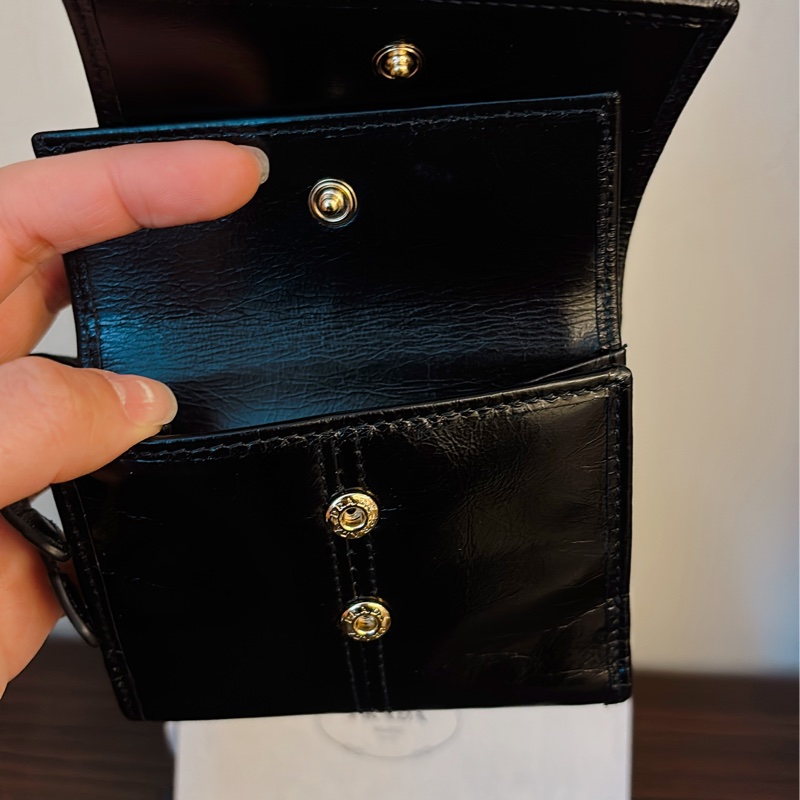 PRADA 黑色 皮革短銀包 有盒有購證-11