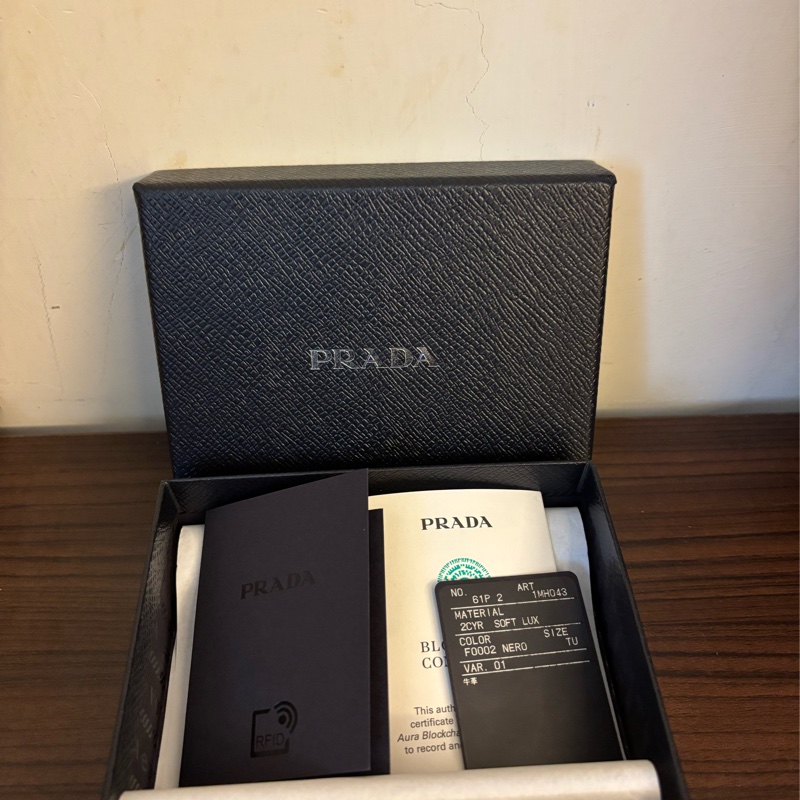 PRADA 黑色 皮革短銀包 有盒有購證-13