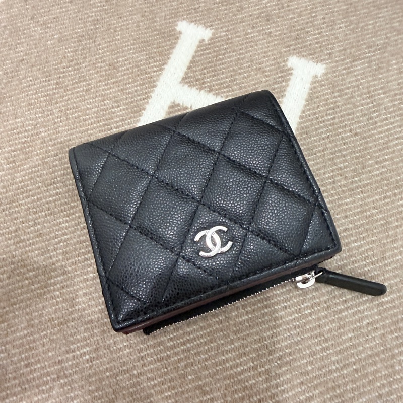 ❤️Chanel ❤️香奈兒很好用的短夾 黑銀魚子醬皮❤️-0