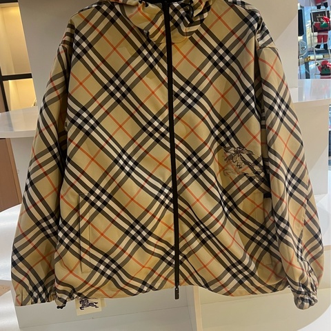 burberry巴宝莉新款卡其斜格纹双面夹克拉链连帽外套      os宽松版型，带吊牌，男女同款都可以穿，卡其格纹夹克，双面穿面料特别好