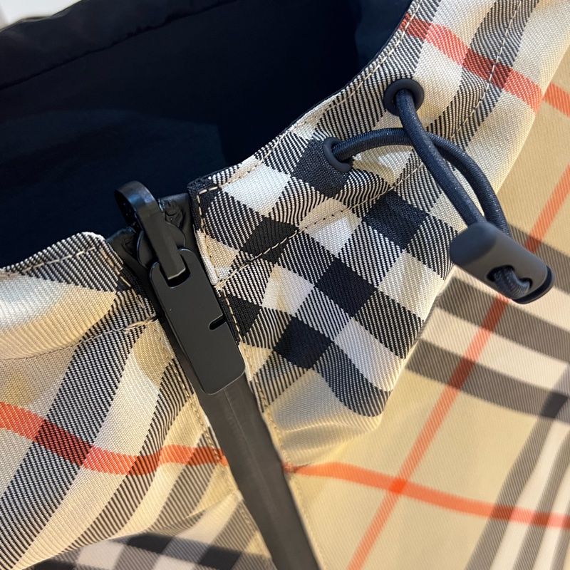 burberry巴宝莉新款卡其斜格纹双面夹克拉链连帽外套      os宽松版型，带吊牌，男女同款都可以穿，卡其格纹夹克，双面穿面料特别好-3