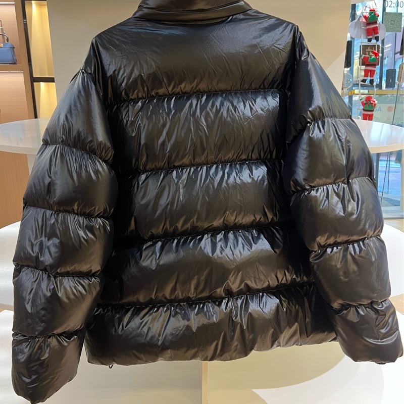 Burberry 巴宝莉新款男士亮面羽绒服 黑色款 偏大两个码 宽松版型-1