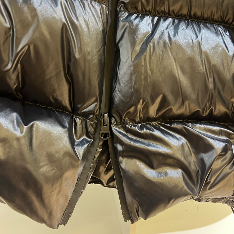 Burberry 巴宝莉新款男士亮面羽绒服 黑色款 偏大两个码 宽松版型-3