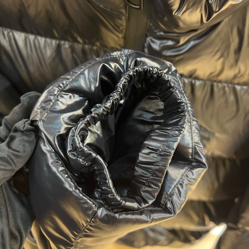 Burberry 巴宝莉新款男士亮面羽绒服 黑色款 偏大两个码 宽松版型-4