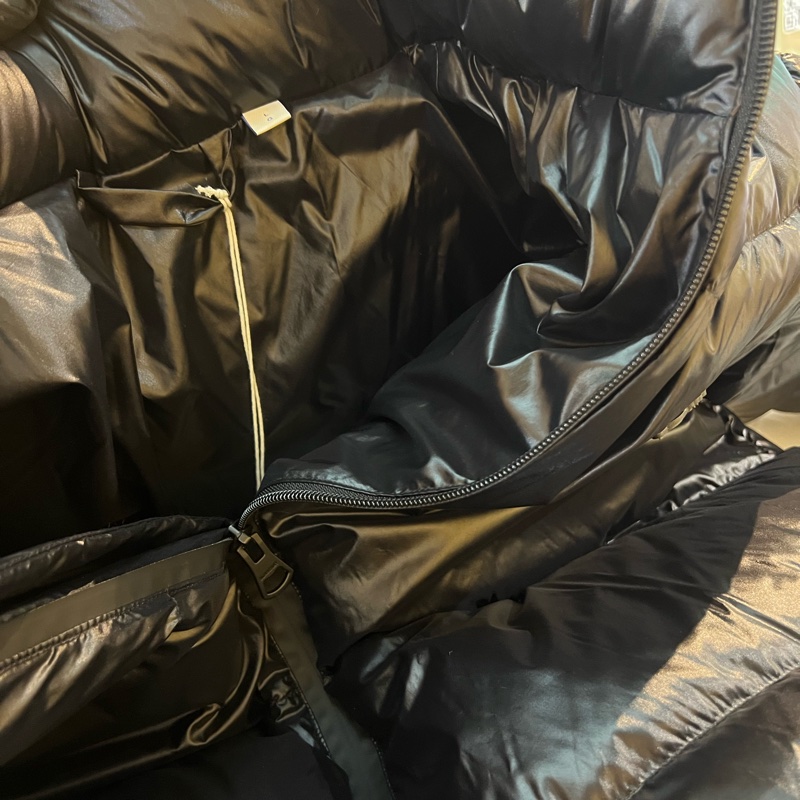 Burberry 巴宝莉新款男士亮面羽绒服 黑色款 偏大两个码 宽松版型-5