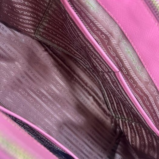 東區正精品㊣PRADA 粉紅色防刮牛皮三角牌殺手包兩用包大款 RZ4376-3