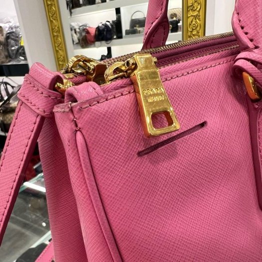 東區正精品㊣PRADA 粉紅色防刮牛皮三角牌殺手包兩用包大款 RZ4376-7