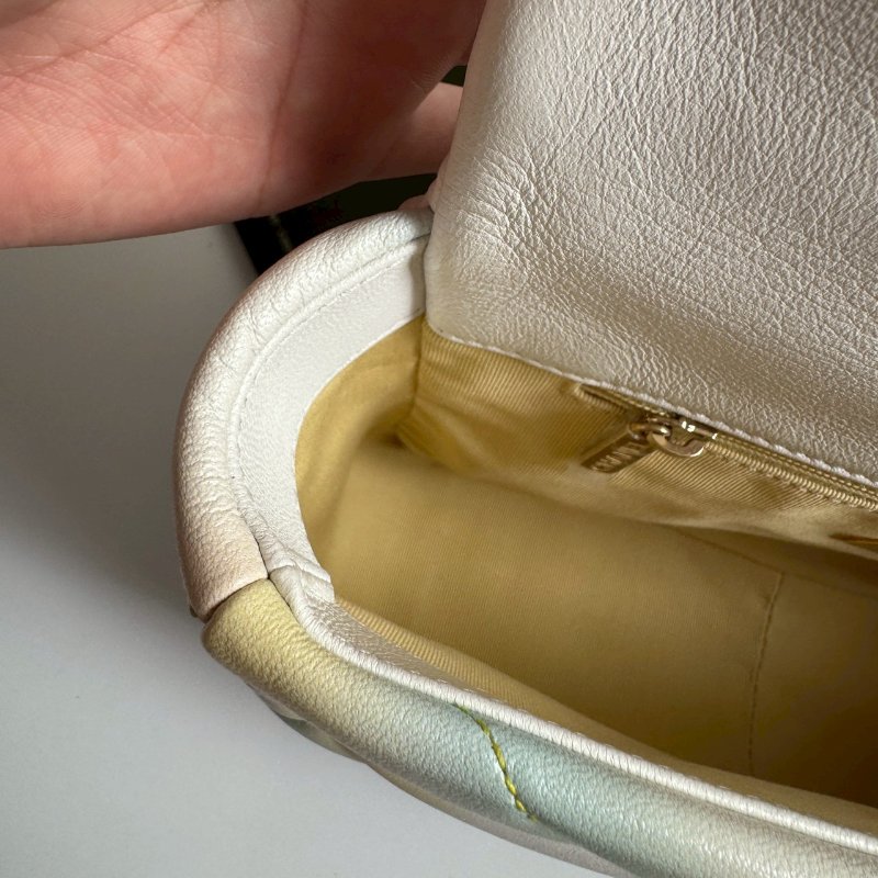 ❤️盒子 防塵都有 連20萬都不用 Chanel 白色幻彩羊皮19-13