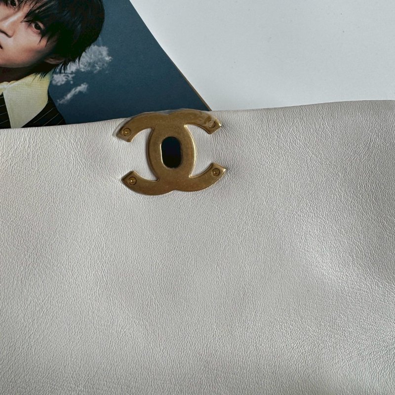 ❤️盒子 防塵都有 連20萬都不用 Chanel 白色幻彩羊皮19-15