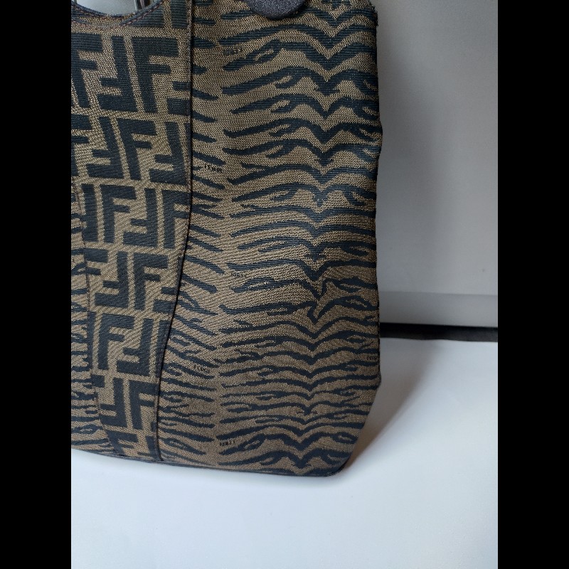 Fendi 咖把動物紋FF布直式托特包-12