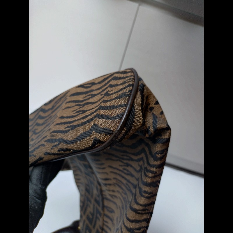 Fendi 咖把動物紋FF布直式托特包-16