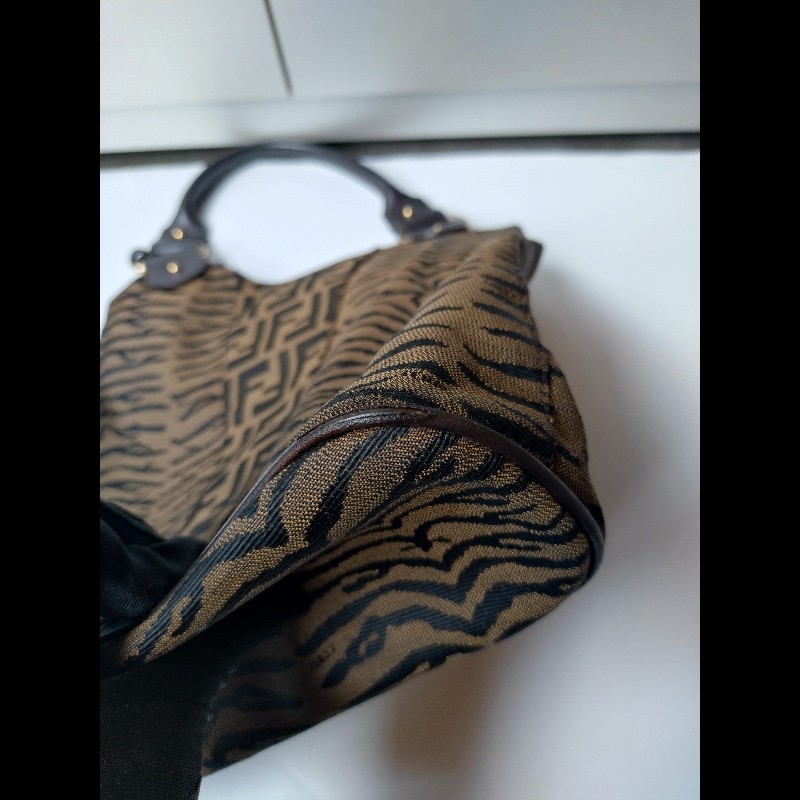Fendi 咖把動物紋FF布直式托特包-18