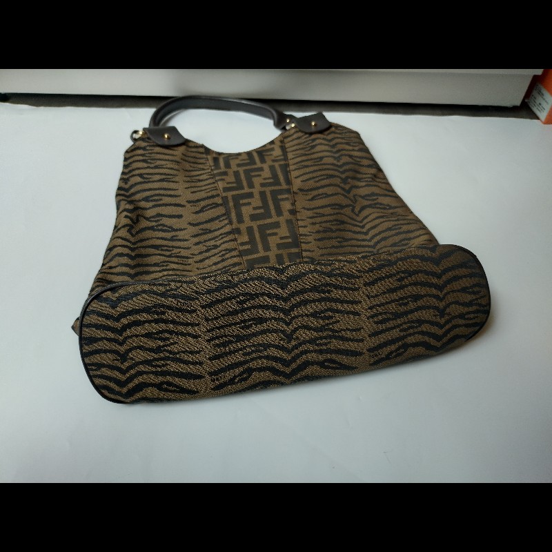 Fendi 咖把動物紋FF布直式托特包-19