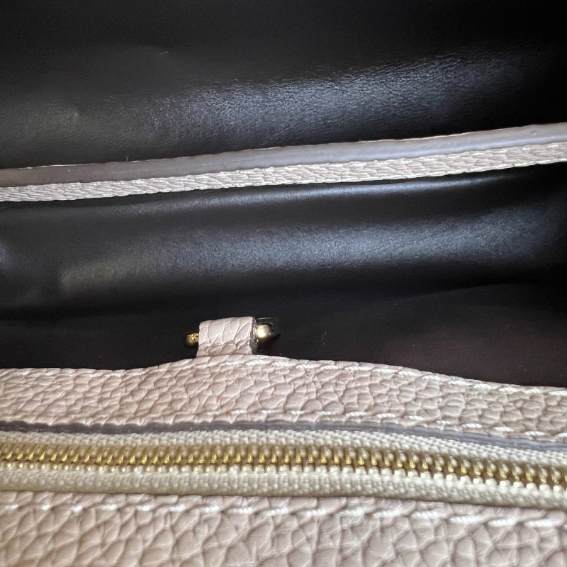 LV M24736/晶片款  斑鳩灰Capucines BB肩背包-10