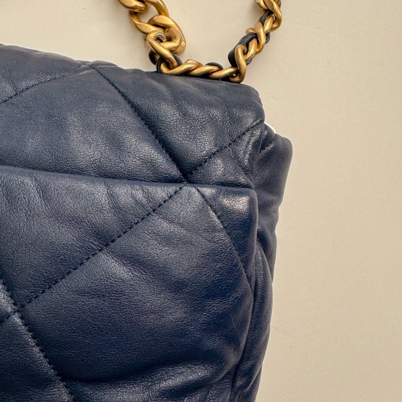 ‼️9成新 Chanel 深藍色羊皮19金釦手提肩背包-11