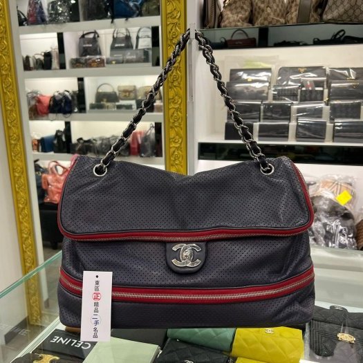 東區正精品㊣CHANEL A37578 香奈兒深藍色洞洞全皮拼紅色拉鍊銀鍊肩背包 RZ4367-0