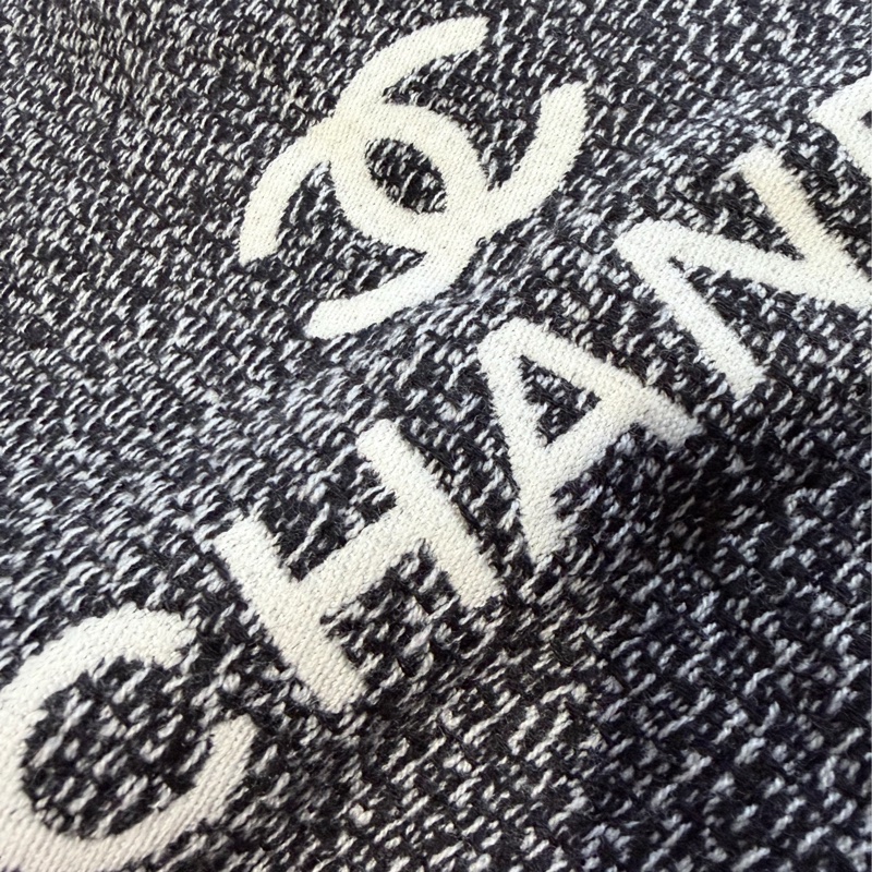 Chanel 全新- 黑灰麻花紋圍巾®️經典字母Mark-5