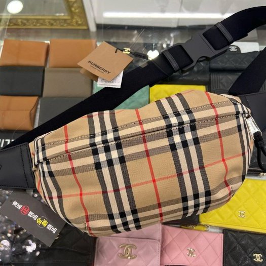 東區正精品㊣BURBERRY 80104301 全新經典格紋尼龍拉鍊胸口包腰包 RA1636-0