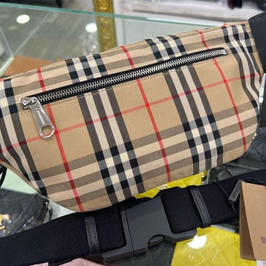 東區正精品㊣BURBERRY 80104301 全新經典格紋尼龍拉鍊胸口包腰包 RA1636-6