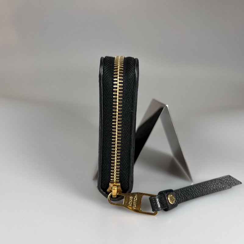LV M61864 黑壓紋ㄇ拉長夾-3
