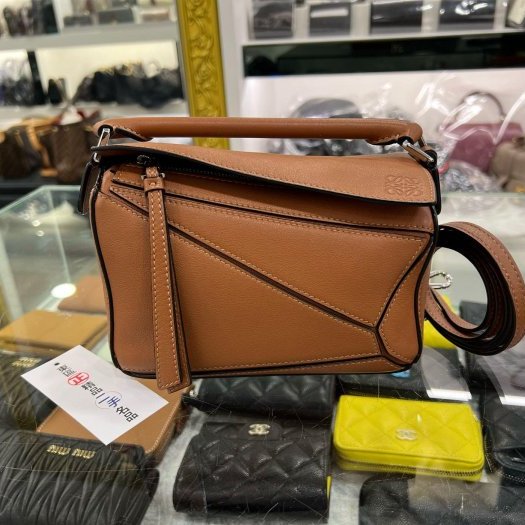 東區正精品㊣LOEWE PUZZLE MINI 焦糖色小牛皮銀扣拼接幾何拼圖手提肩背斜背包兩用包迷你款 RZ6206-0