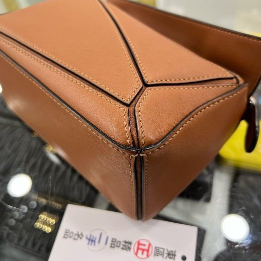 東區正精品㊣LOEWE PUZZLE MINI 焦糖色小牛皮銀扣拼接幾何拼圖手提肩背斜背包兩用包迷你款 RZ6206-7
