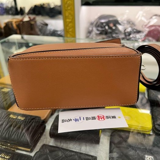 東區正精品㊣LOEWE PUZZLE MINI 焦糖色小牛皮銀扣拼接幾何拼圖手提肩背斜背包兩用包迷你款 RZ6206-9