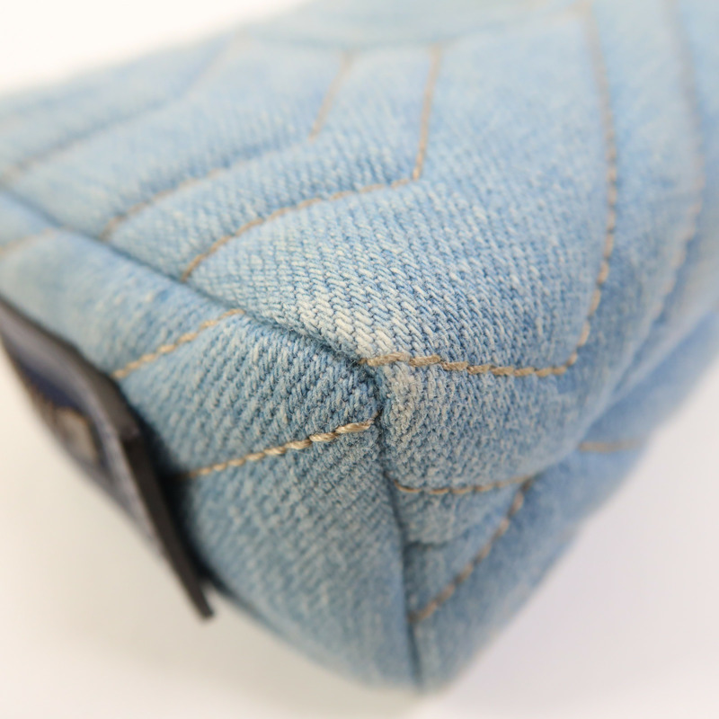 GUCCI 牛仔布Pouch金扣手拿包-12